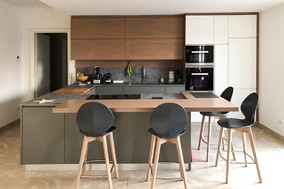 Cucina Artigianale su Misura in Olmo, MDF Grigio e Bianco