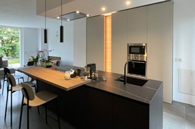 Cucina con isola e colonne Modulnova - Lava e Perla