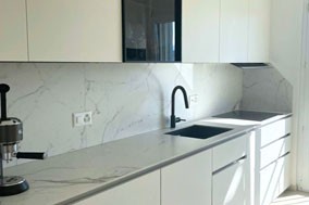 Cucina su misura Modulnova magnolia  e gres calacatta